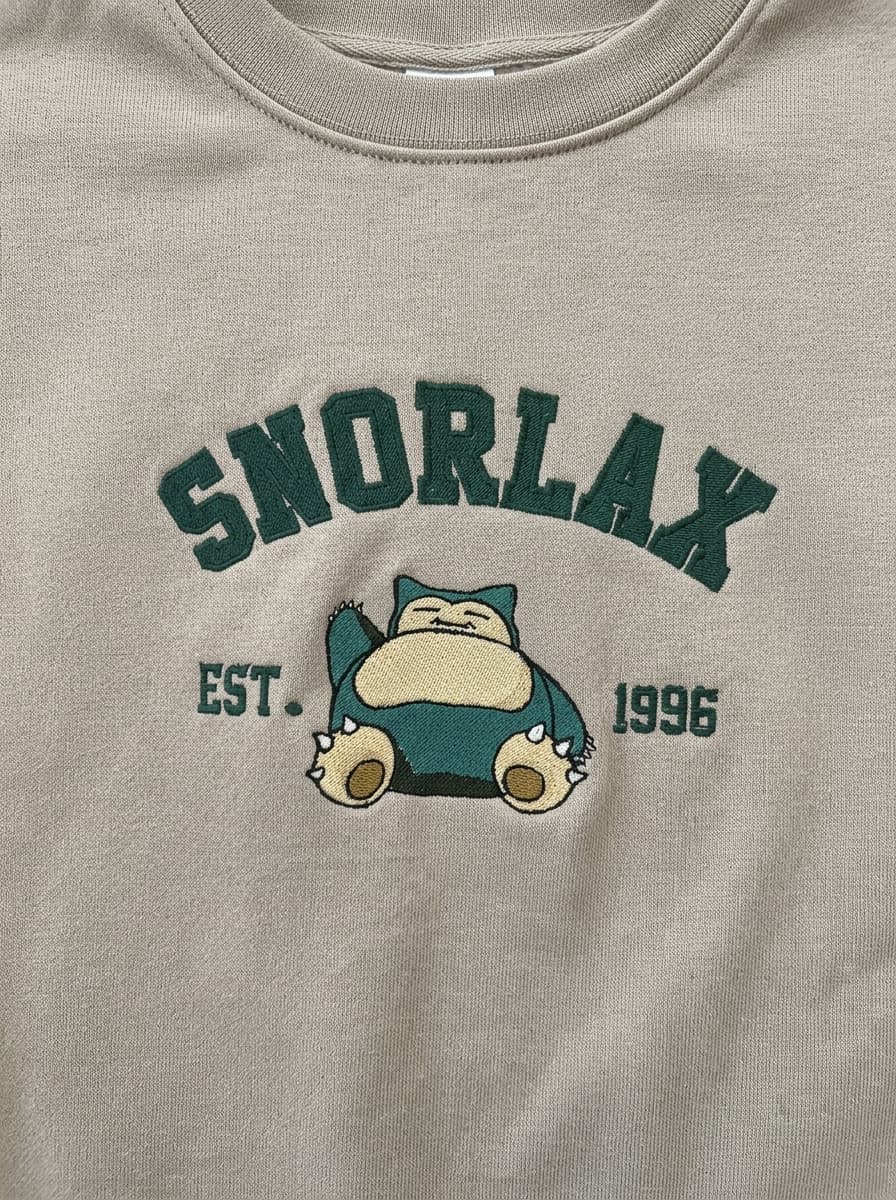 Snorlax Pokémon broderie varsity crewneck sable
